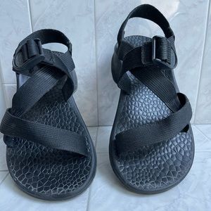 Chaco’s Mens black hiking sandles, size 9